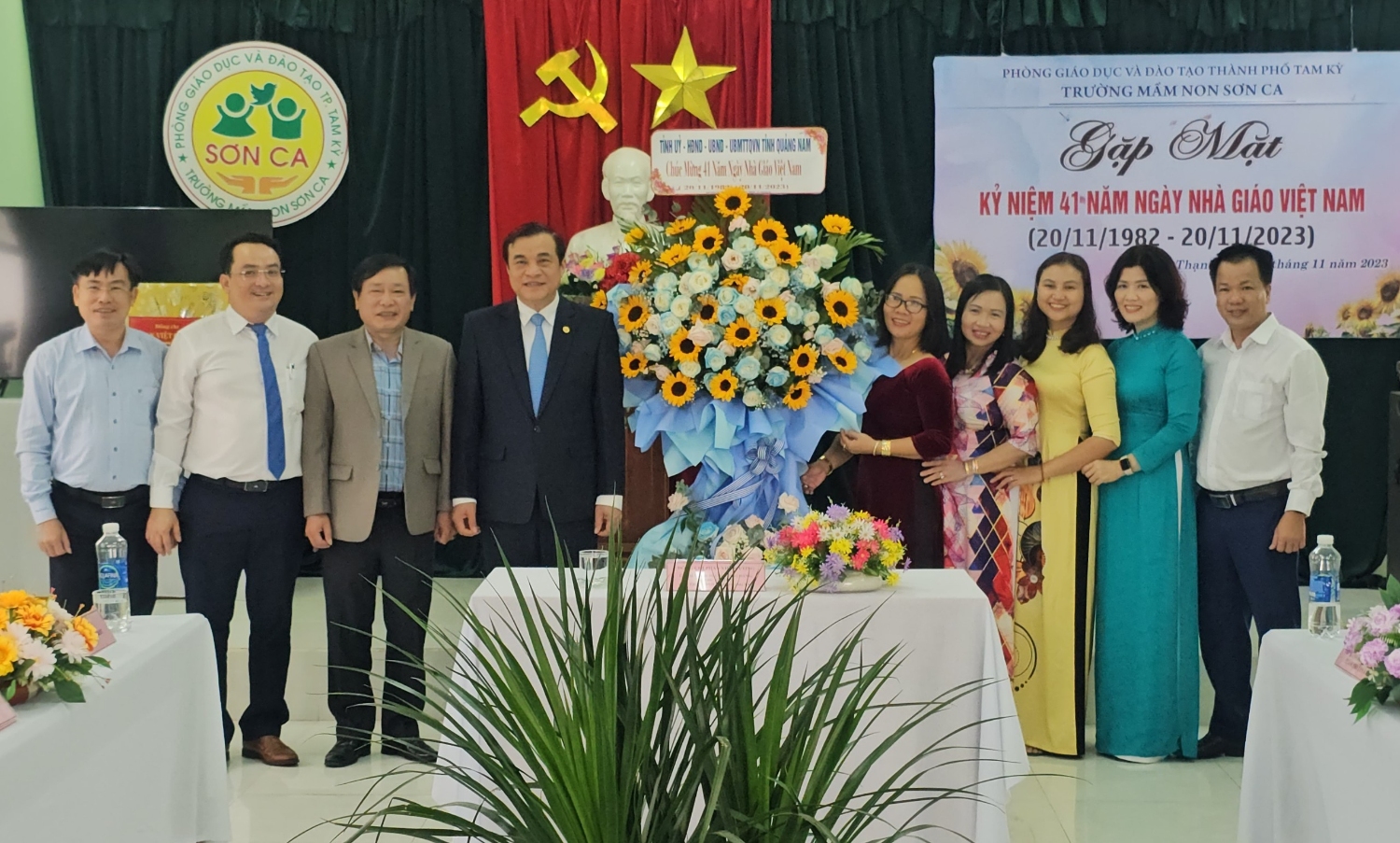 Bí thư Tỉnh ủy Phan Việt Cường tặng hoa chúc mừng trường Mầm non Sơn Ca
