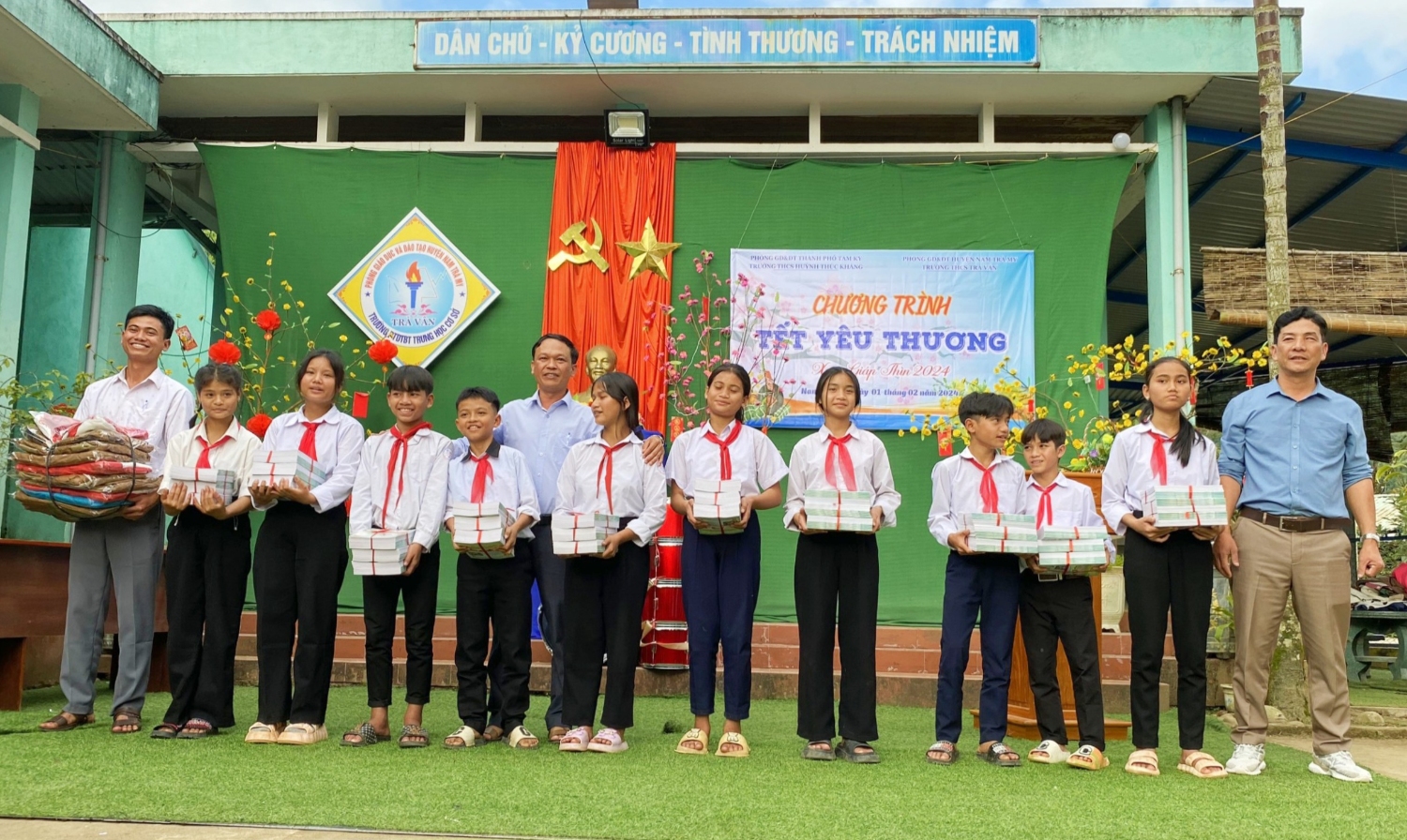 Trường THCS Huỳnh Thúc Kháng tổ chức chương trình Tết yêu thương tại THCS Trà Vân