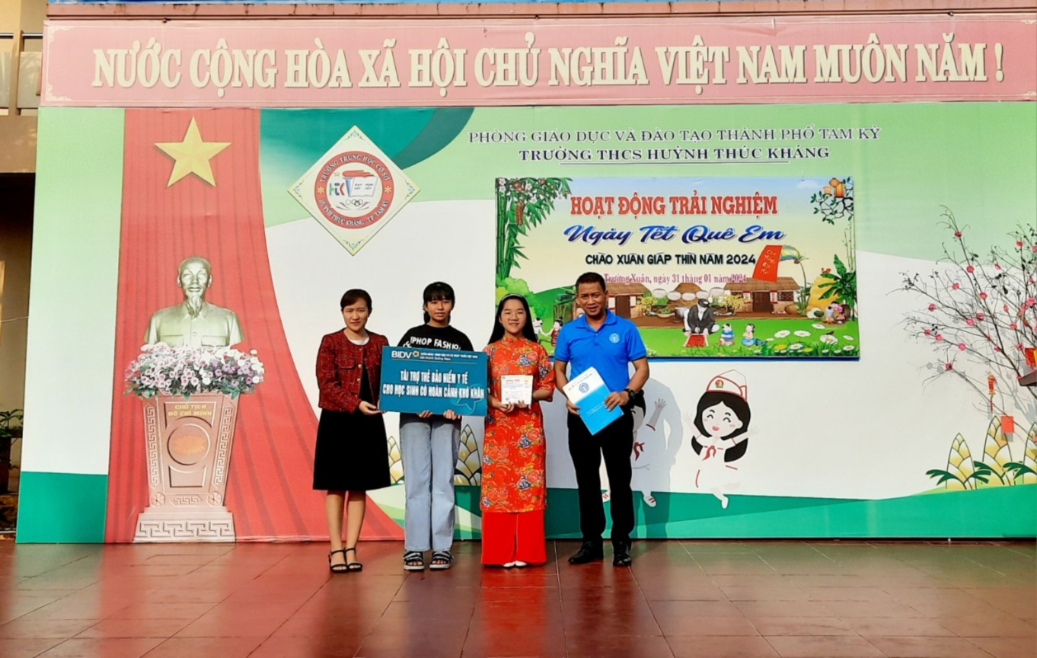 Trao thẻ BHYT cho học sinh khó khăn trường THCS Huỳnh Thúc Kháng